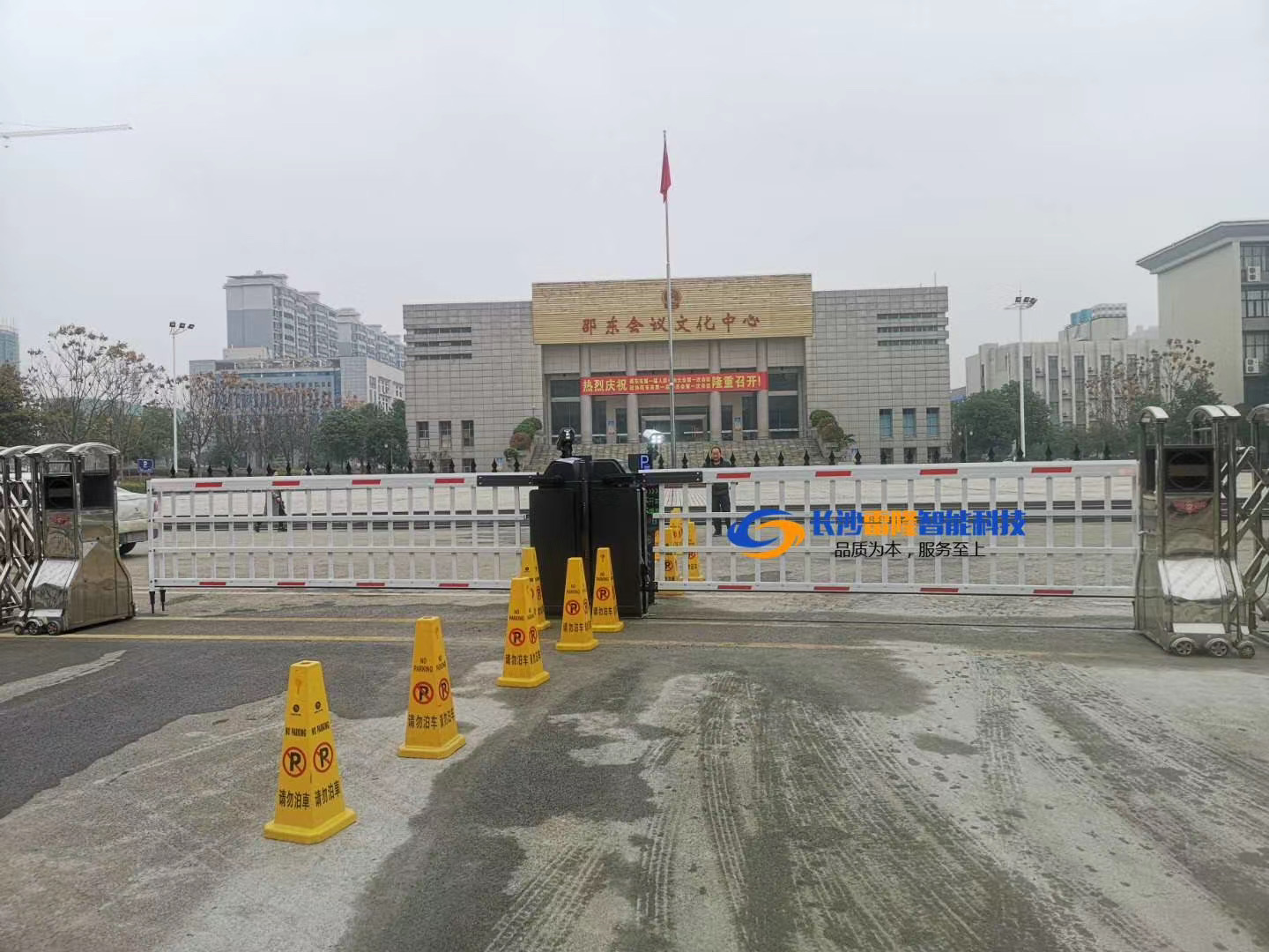 長沙雷隆智能科技有限公司,車牌識別系統,停車收費系統,車牌識別一體機,智能通道閘,湖南車牌識別道閘系統,人行通道閘,智能道閘