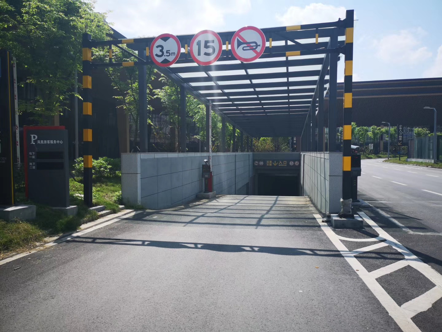 長沙雷隆智能科技有限公司_長沙車牌自動識別系統|長沙停車場管理系統|車牌識別系統|車牌識別一體機|人行通道閘|智能通道閘|停車收費系統|智能門禁系統
