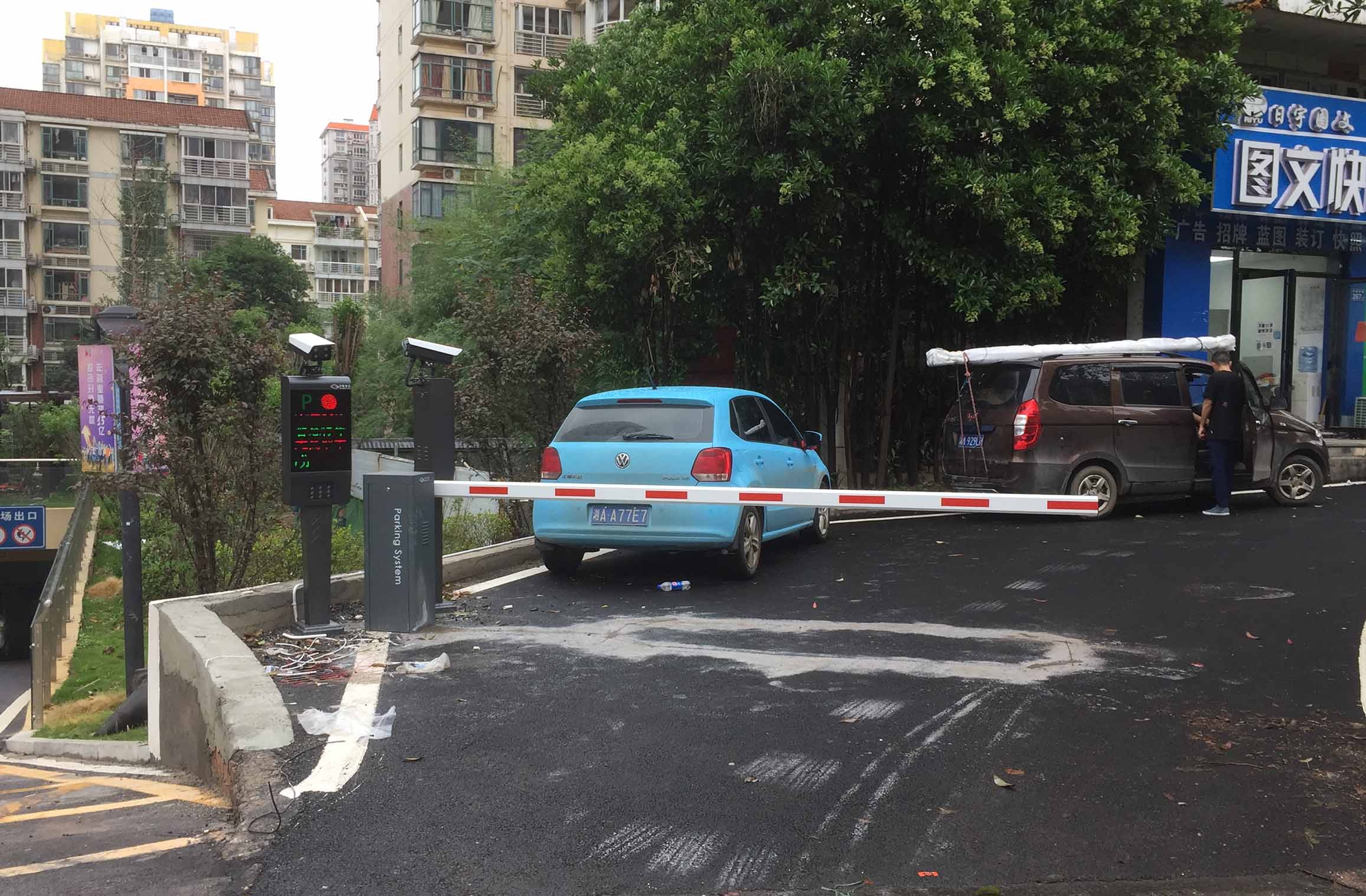 長沙雷隆智能科技有限公司,車牌識別系統,停車收費系統,車牌識別一體機,智能通道閘,湖南車牌識別道閘系統,人行通道閘,智能道閘