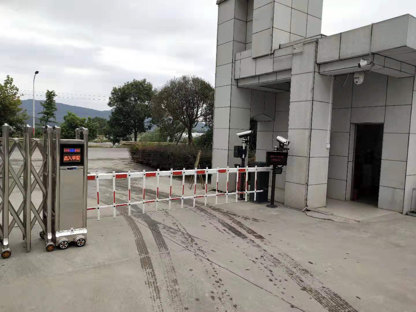 長沙雷隆智能科技有限公司,車牌識別系統,停車收費系統,車牌識別一體機,智能通道閘,湖南車牌識別道閘系統,人行通道閘,智能道閘