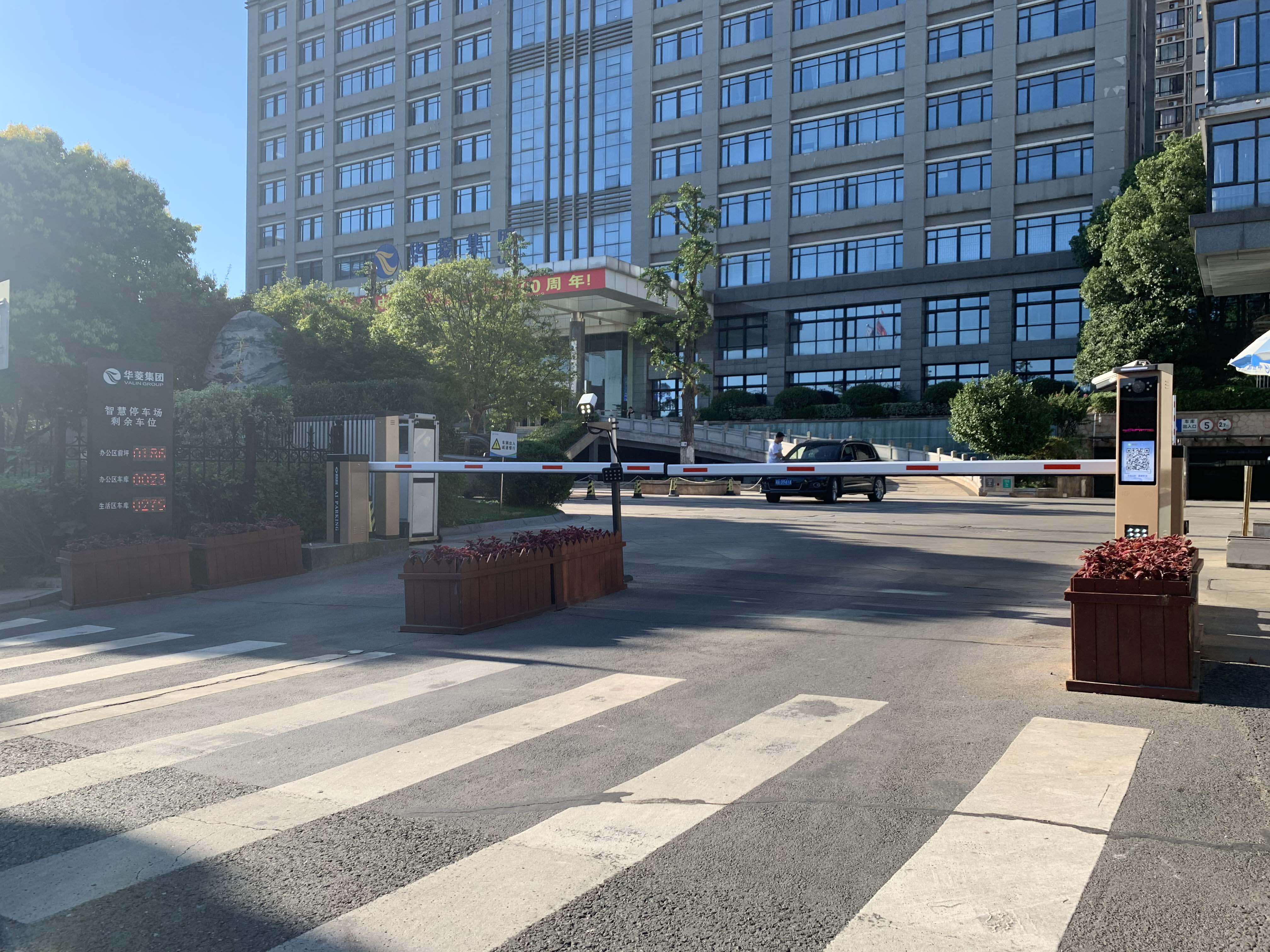 長沙雷隆智能科技有限公司,車牌識別系統,停車收費系統,車牌識別一體機,智能通道閘,湖南車牌識別道閘系統,人行通道閘,智能道閘
